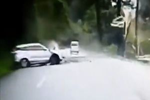 فیلم لحظه سقوط سنگ روی یک خودروی شاسی بلند در جاده !