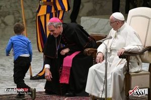 ویدئو/شیطنت کودک خردسال در مراسم رسمی در حضور پاپ