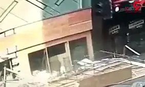 سقوط ترسناک تابلو بزرگ روی 4 نفر+فیلم