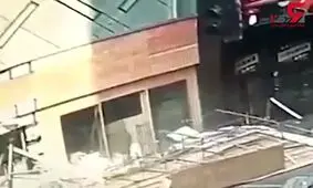 سقوط ترسناک تابلو بزرگ روی 4 نفر+فیلم