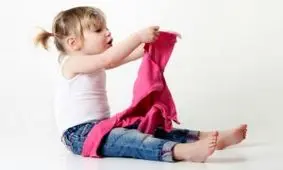 مقاومت کودک در برابر لباس پوشیدن، چگونه آن را مدیریت کنیم؟