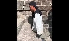 این مرد بدون پاهایش از کوه ۱۵۰۰ متری بالا رفت/ ویدئو