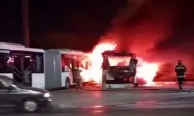 خروج اجباری مسافران پس از آتش‌زدن دو اتوبوس شرکت واحد در مشهد/ ویدئو