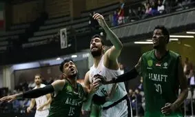 دعوا و درگیری شدید در سالن ورزشگاه آزادی/ یک هوادار از طبقه دوم سقوط کرد/ ویدئو