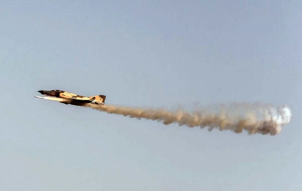 یک جنگنده پیشرفته دشمن در قشم مورد اصابت قرار گرفت و سقوط کرد | فیلم