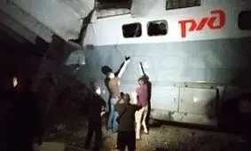 صحنه هولناک سقوط پل روی قطار مسافربری روسیه/ ویدئو