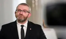 حرکت جنجالی نامزد ریاست جمهوری لهستان پس از پایین کشیدن پرچم اتحادیه اروپا/ ویدئو

