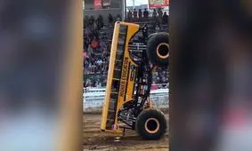 اتوبوس مدرسه‌ای که به هیولا تبدیل شده/ ویدئو