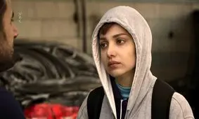 استایل عجیب و نامنظم روشنک گرامی در اکران کوزوو/ ویدئو