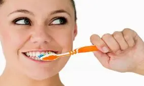 اشتباهی که هر روز موقع مسواک زدن انجام می دهید