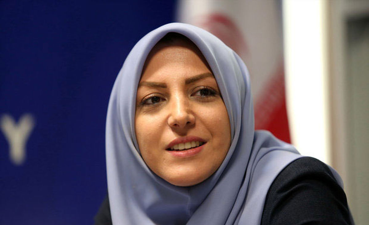 عکس/سلفی خانم مجری با رئیس مجلس