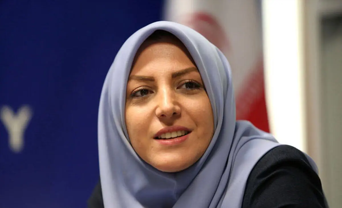 عکس/سلفی خانم مجری با رئیس مجلس