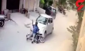 فیلم تصادف مرگبار از موتور سواری که در سانحه ای داخل ماشین فرو رفته است
