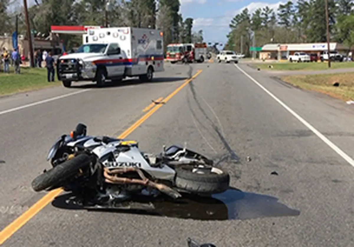 راننده خودرویی که بدون توجه به موتورسیکلت از روی آن رد شد +فیلم