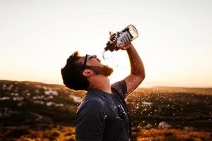 نوشیدن آب بعد از بیدار شدن از خواب چه فوایدی دارد؟