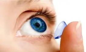 ۱۰ خطر لنز برای دختران جوان