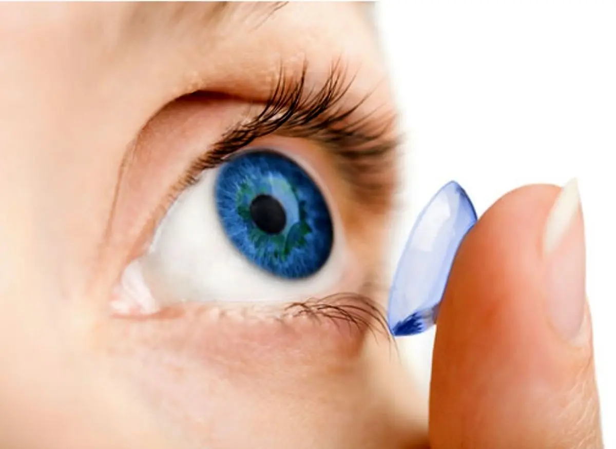 ۱۰ خطر لنز برای دختران جوان