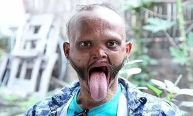 مردی که با زبانش پیشانی خود را لیس می زند! + فیلم