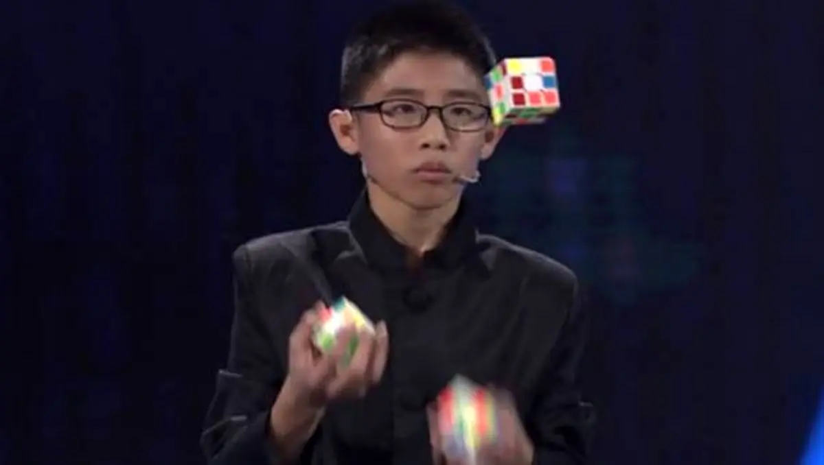 پسری که هم زمان 3 روبیک حل می کند + فیلم