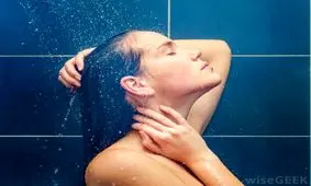 برای سفت شدن سینه ها با آب سرد دوش بگیرید