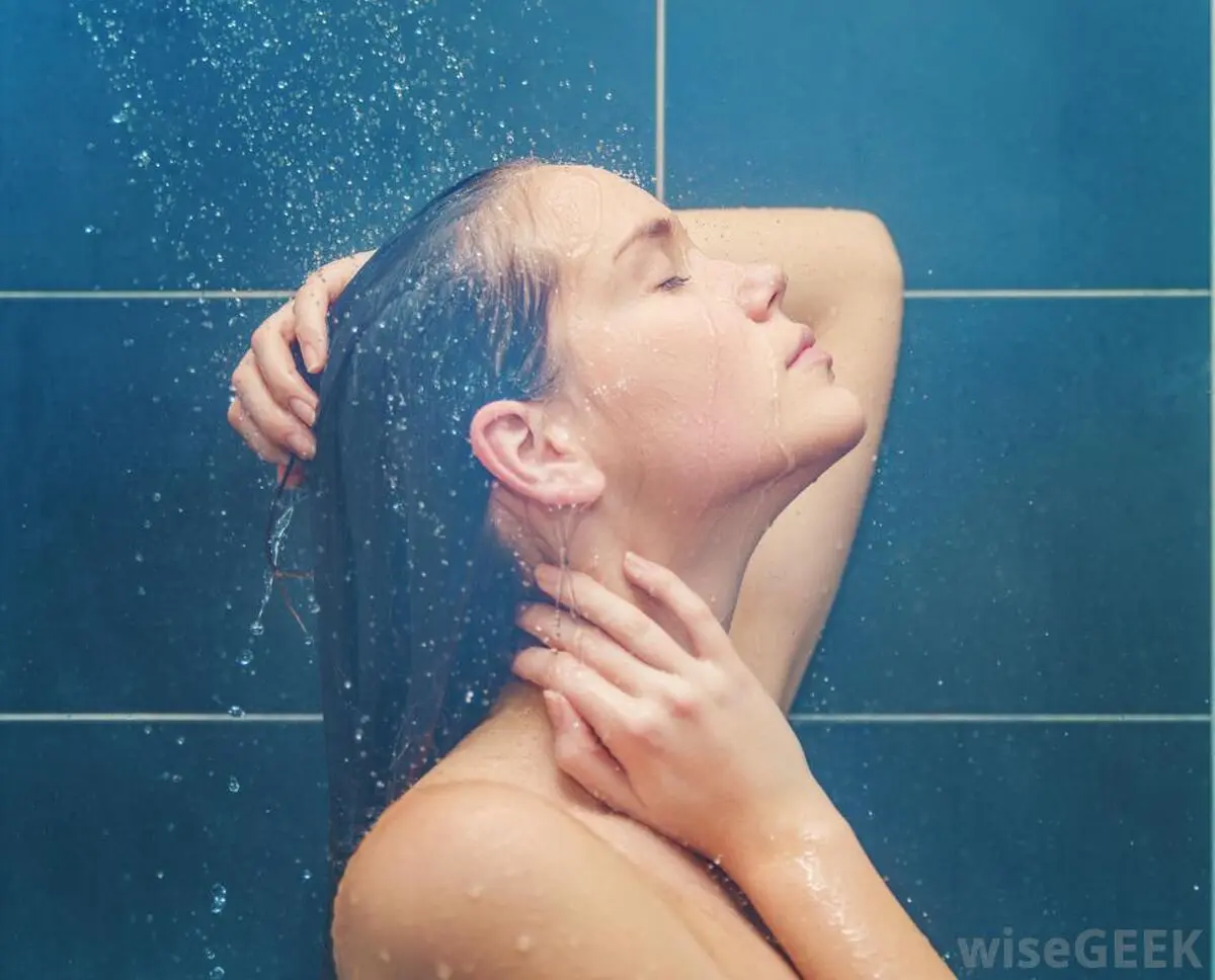 برای سفت شدن سینه ها با آب سرد دوش بگیرید