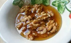 عسل وگردو صبحانه ای مناسب برای دانش آموزان