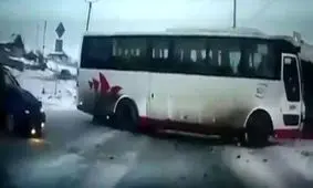 تصادف شدید به خاطر ایستادن دختر 15 ساله کنار اتوبان+ فیلم