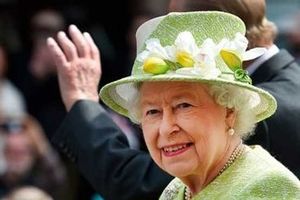 عکس/ ملکه بریتانیا در حال بازدید از تابلوی جدید نقاشی از تصویرش