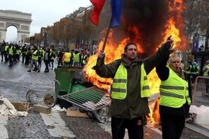 جلیقه زردها پاریس را به آتش کشیدند/ هفت ایستگاه مترو در پاریس بسته شد/ معترضین با نارنجک دودزا خشم خود نسبت به ماکرون نشان دادند/ از هر 3نفر ۲ نفر حامی اعتراض ها فرانسه