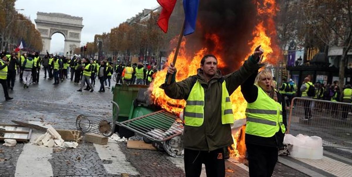 جلیقه زردها پاریس را به آتش کشیدند/ هفت ایستگاه مترو در پاریس بسته شد/ معترضین با نارنجک دودزا خشم خود نسبت به ماکرون نشان دادند/ از هر 3نفر ۲ نفر حامی اعتراض ها فرانسه