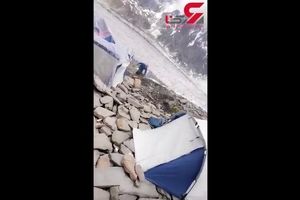 فیلم سقوط هولناک تخته سنگ بزرگ بر سر اردوگاه صخره نوردان