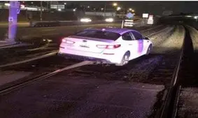 رانندگی روی ریل قطار توسط زن ناشی + عکس