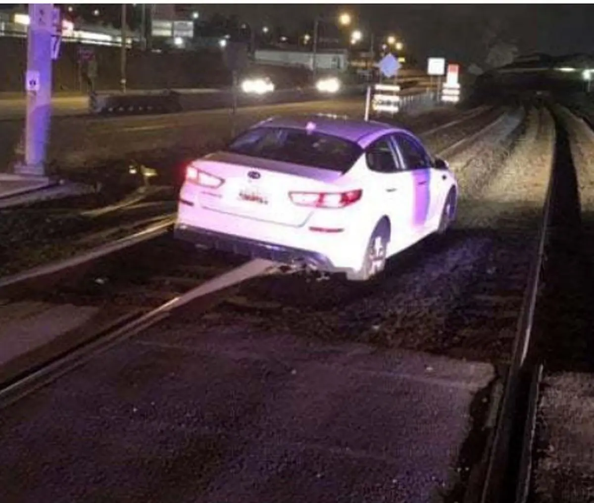 رانندگی روی ریل قطار توسط زن ناشی + عکس