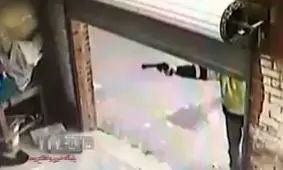 لحظه تیرباران 2 برادر توسط مرد مخوف +فیلم
