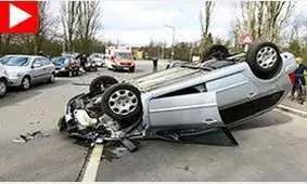 لحظه وحشتناک پرت شدن زن راننده به بیرون از خودرو هنگام تصادف