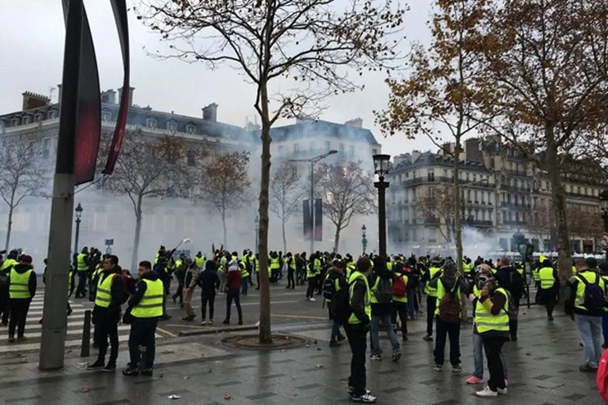 پاریس به منطقه جنگی تبدیل شد/ بازداشت بیش از ۱۰۰ نفر در درگیری پلیس با معترضان