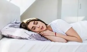 مشکلاتی که خوابیدن با آرایش ایجاد میکند