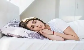 مشکلاتی که خوابیدن با آرایش ایجاد میکند