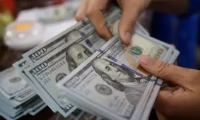 پیرمرد بازنشسته دختر جوان را با پول خرید!+عکس