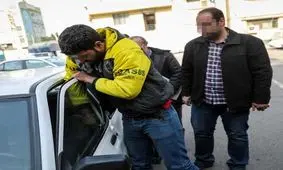 این دزد در 5 ثانیه در خودروها را باز می کند +فیلم