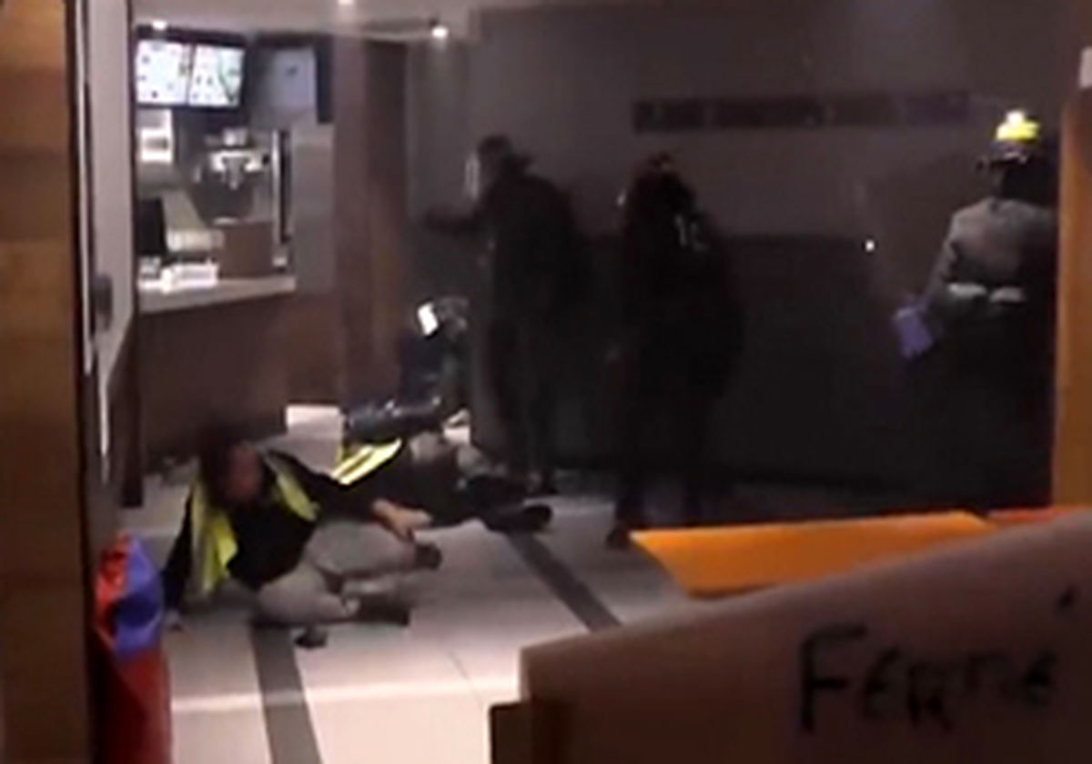 فیلم کتک زدن معترضان فرانسوی در یک رستوران به دست ماموران پلیس + فیلم