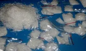 ماموران انتظامی علی آباد از یک قاچاقچی سابقه دار ۲۰۰ گرم ماده مخدر شیشه کشف کردند+عکس