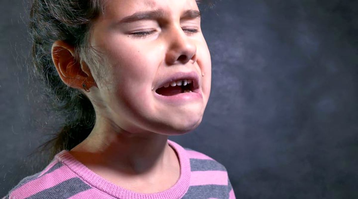 با کودکی که مدام گریه می‌کند چگونه رفتار کنیم؟
