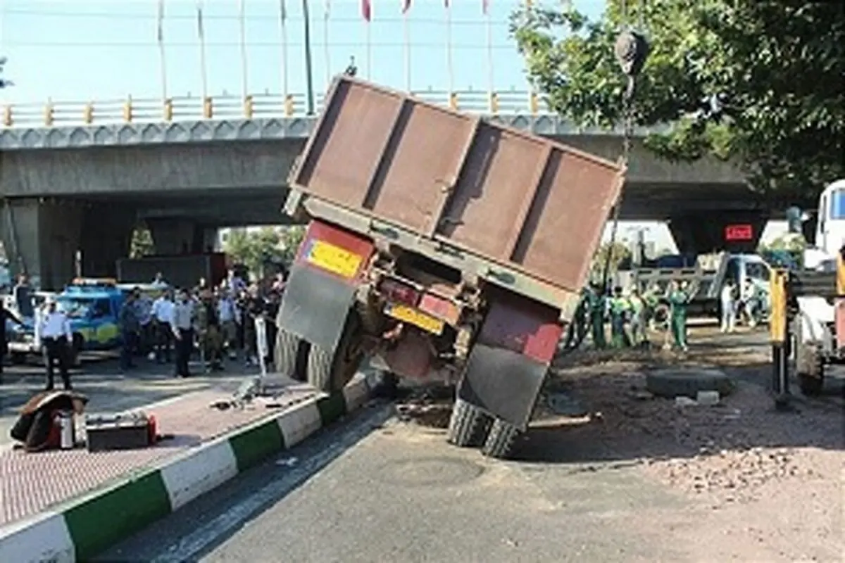 واژگونی کامیون حامل چوب در اتوبان خرازی