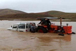 نجات زوج مهابادی از سیلاب
