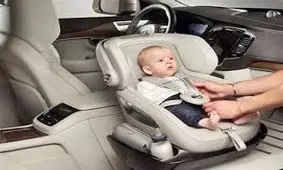 لحظه هولناک افتادن صندلی کودک به بیرون و زیر گرفته شدن مادر و کودک +فیلم