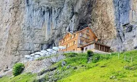 یک هتل بی‌نظیر در دل کوه‌های سوئیس + عکس