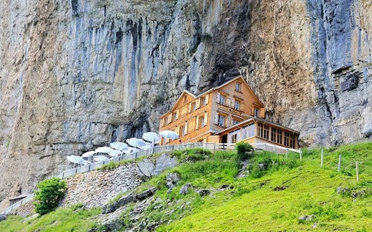یک هتل بی‌نظیر در دل کوه‌های سوئیس + عکس