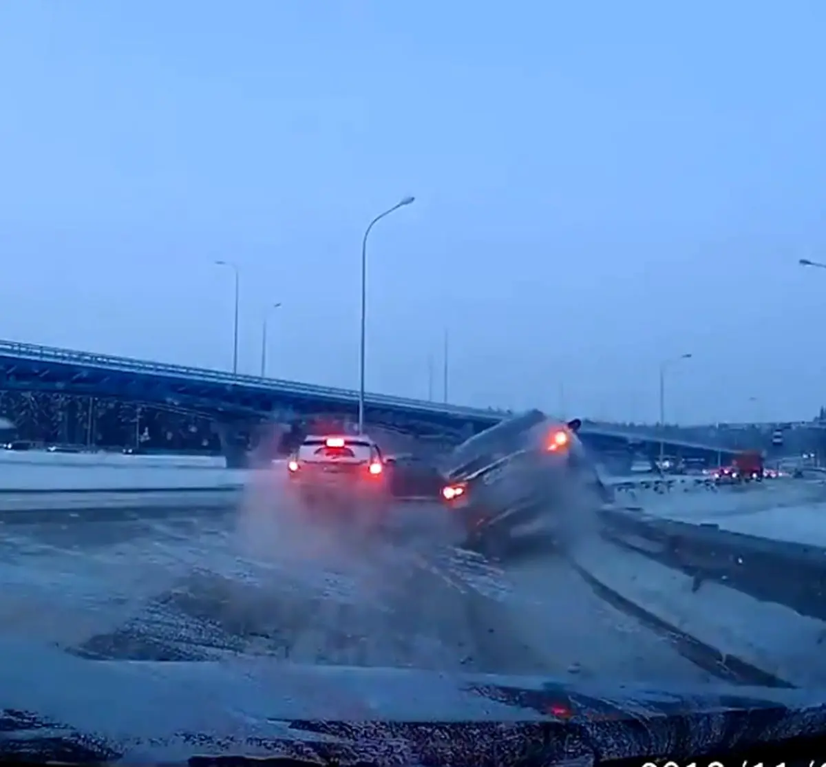 تلاش مرگبار راننده روانی برای سبقت گرفتن در جاده برفی + فیلم