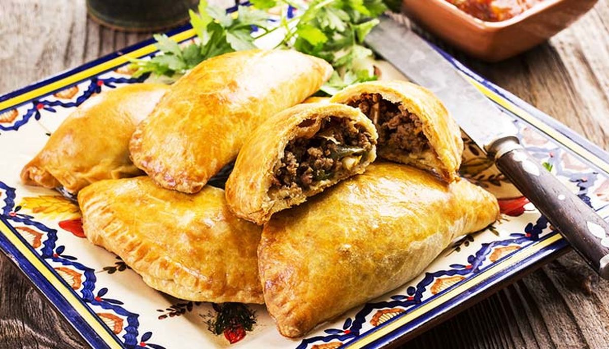 طرز تهیه پیراشکی گوشت؛ غذایی محبوب مناسب میهمانیها